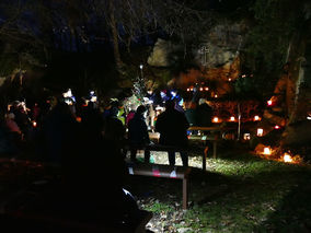 Waldadvent in der Fatima-Grotte (Foto: Karl-Franz Thiede)